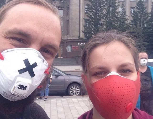 Жители Красноярского края вышли в респираторах к зданию правительства