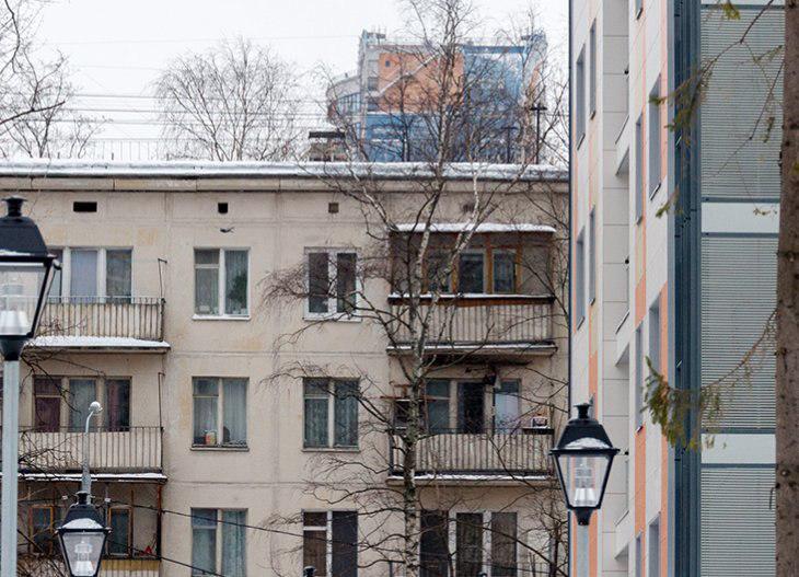 В Москве жители пятиэтажки борются с трупным запахом за свой счет