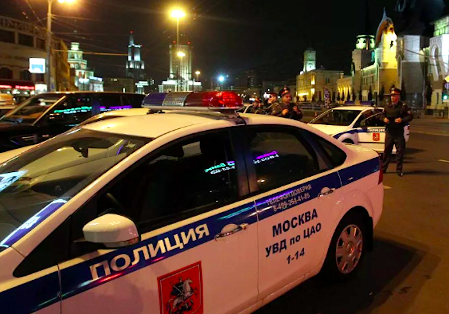 Плохой Санта: в Москве герой корпоратива угнал каршеринговый автомобиль и врезался в погрузчик