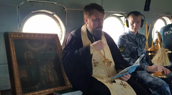 Священнослужители проводят крестные ходы и молебны против коронавируса с воздуха