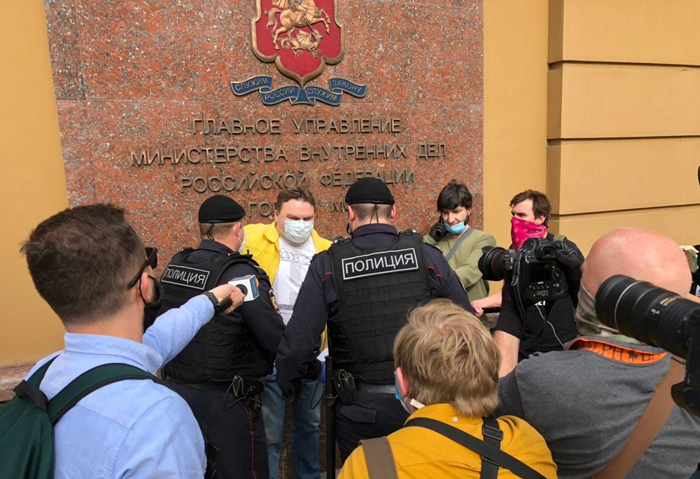 «Проведение одиночных пикетов не является нарушением закона»: правозащитник Александр Брод о задержании журналистов