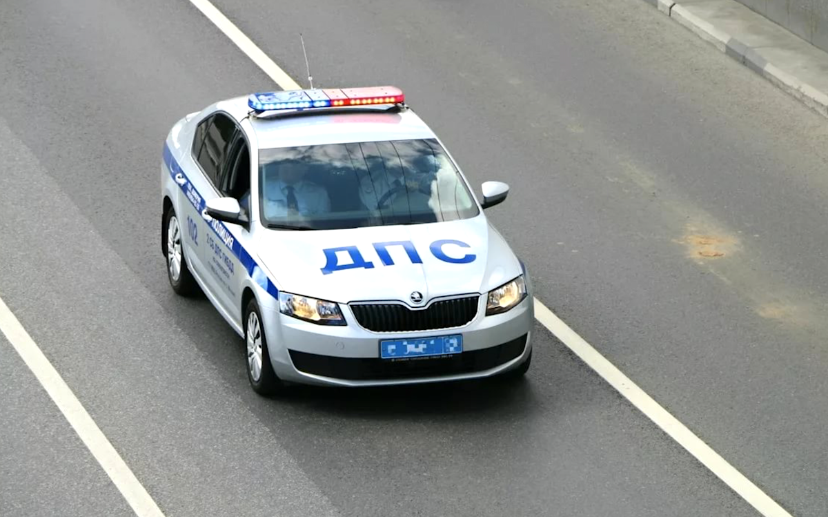 На востоке Москвы молодой человек без водительских прав пытался скрыться от полиции на каршеринговом автомобиле