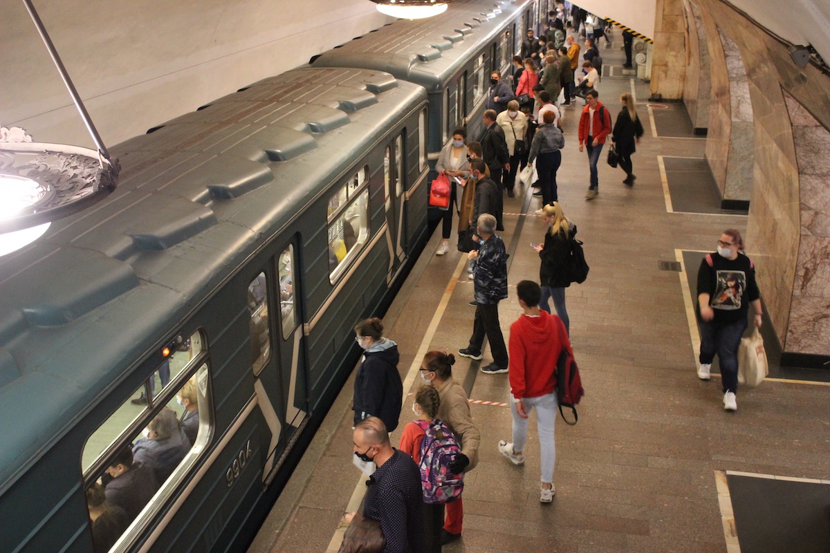 На Замоскворецкой линии метро приостановлено движение поездов из-за пассажира на путях