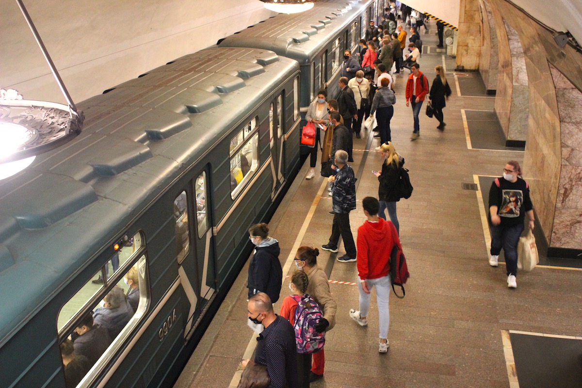 Порядка 1,5 тыс. инспекторов Службы безопасности и ЦОМП будут следить за соблюдением масочного режима в московском метро
