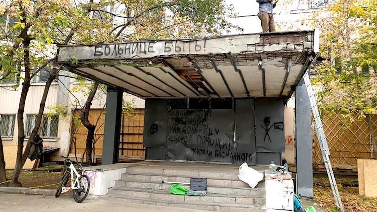 Депутаты назвали преступным простаивание заселенной бомжами ГКБ №6 во время пандемии