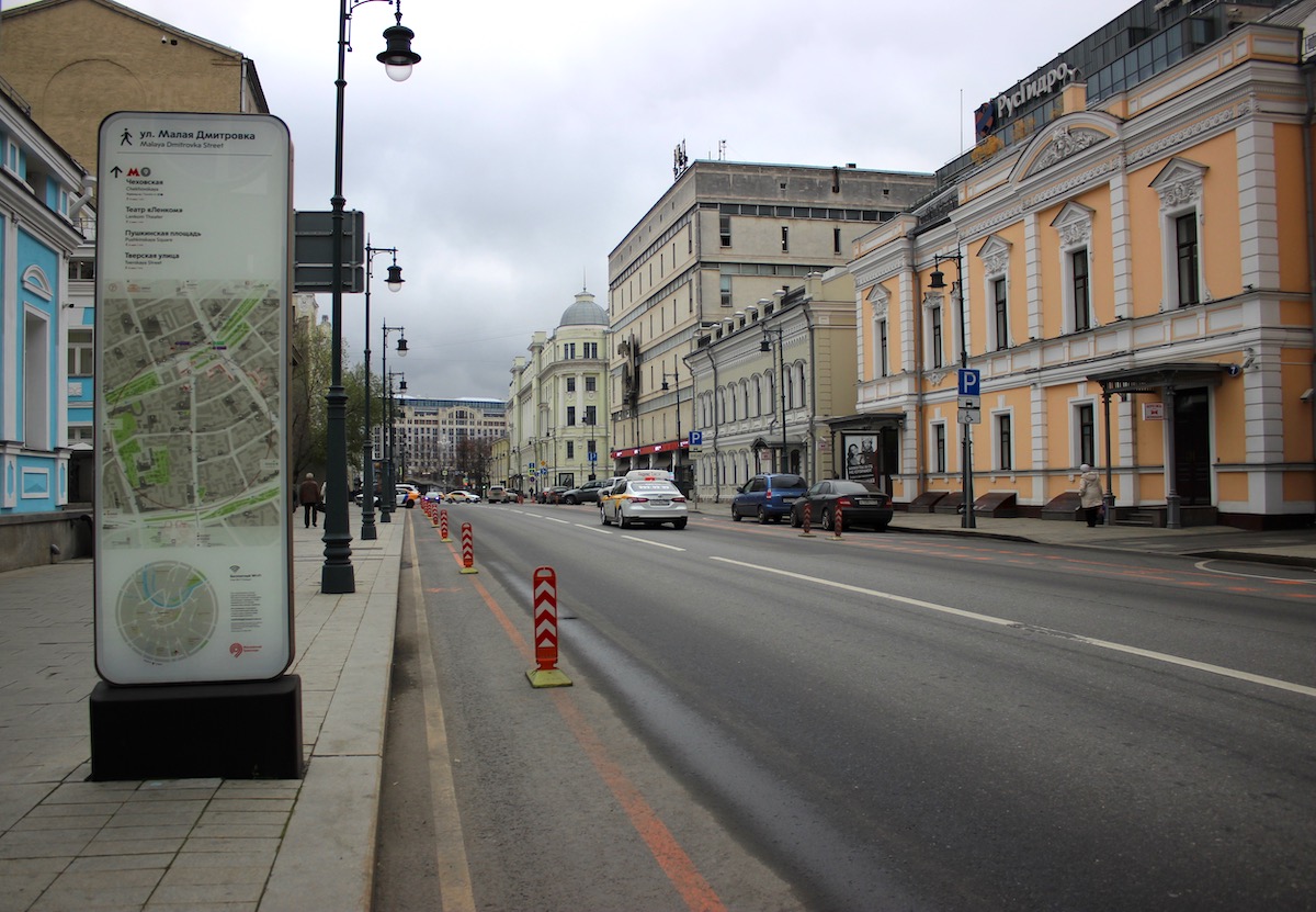 В Дептрансе Москвы призывают не парковаться на местах для  грузовиков или автобусов