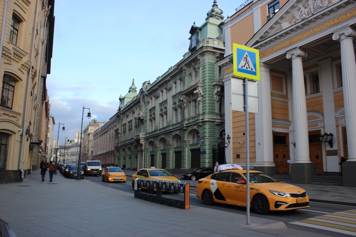 В Дептрансе Москвы рассказали о нарушениях в работе такси