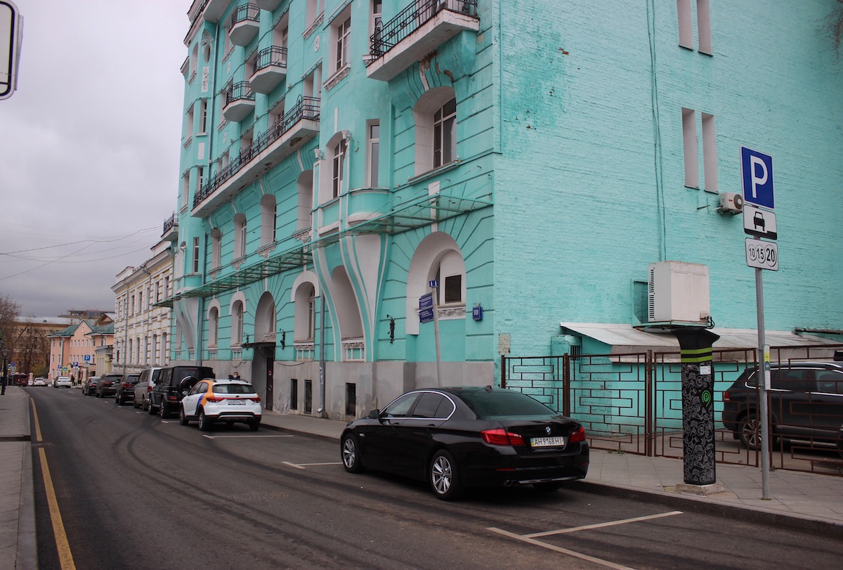 В Москве медики и волонтеры продолжат парковаться бесплатно