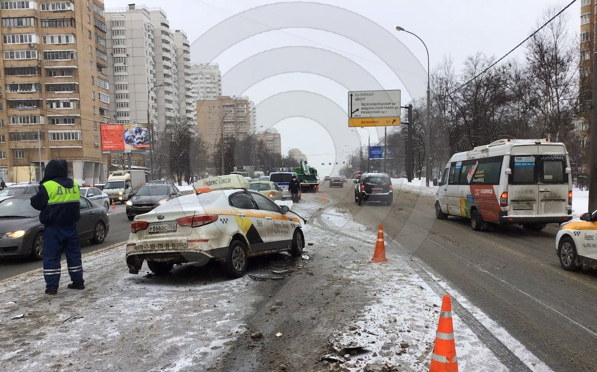 На Волгоградском проспекте затруднено движение из-за ДТП с участием трёх автомобилей