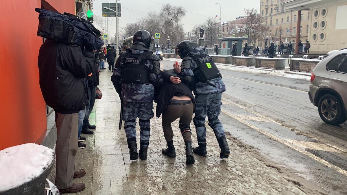 На Чистых прудах в Москве начались задержания