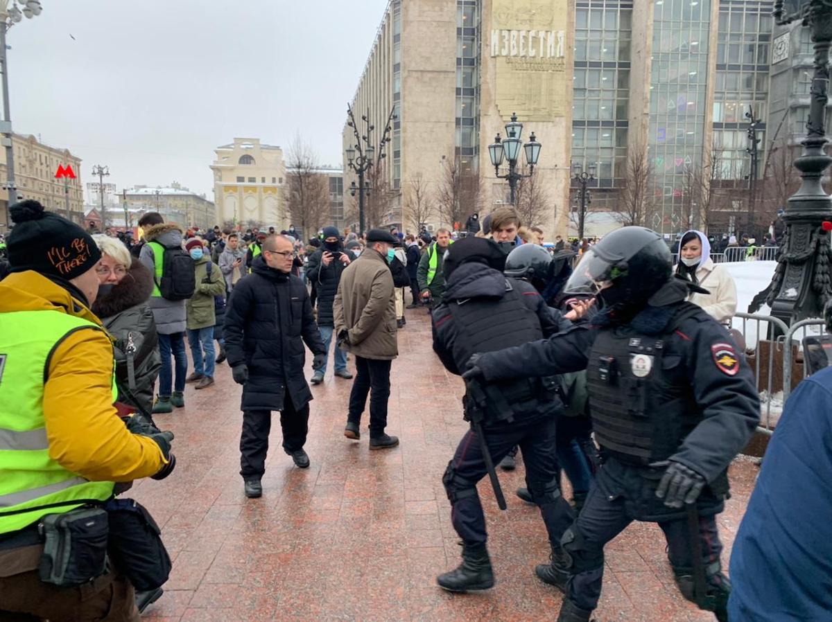Полицейские призывают собравшихся на Пушкинской площади соблюдать дистанцию