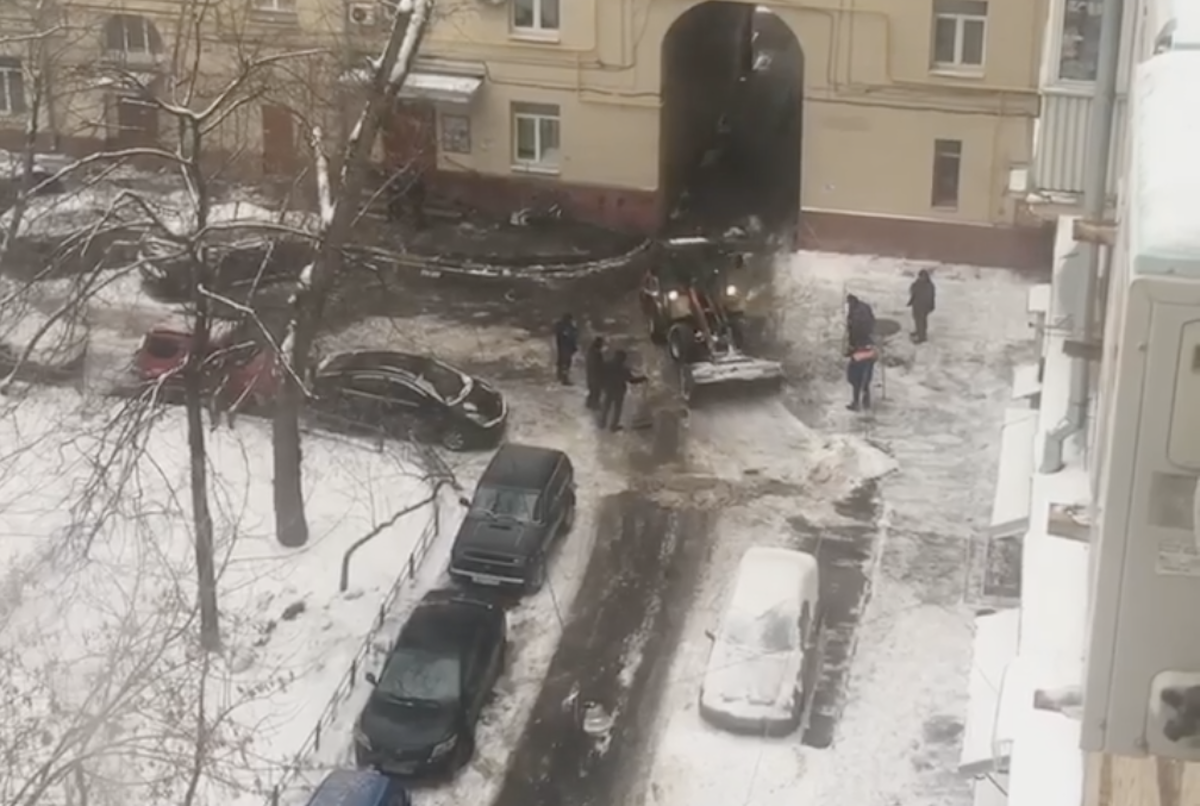 В Останкинском районе для уборки небольшой кучи снега пригнали технику с «командой болельщиков»