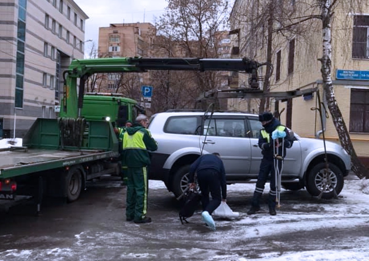 Москвичи сообщили о массовой эвакуации автомобилей у медучреждения в центре города