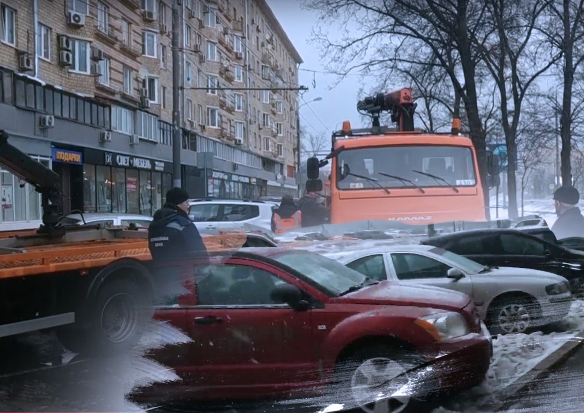 На юго-западе Москвы для уборки снега коммунальщики перемещали автомобили на эвакуаторе