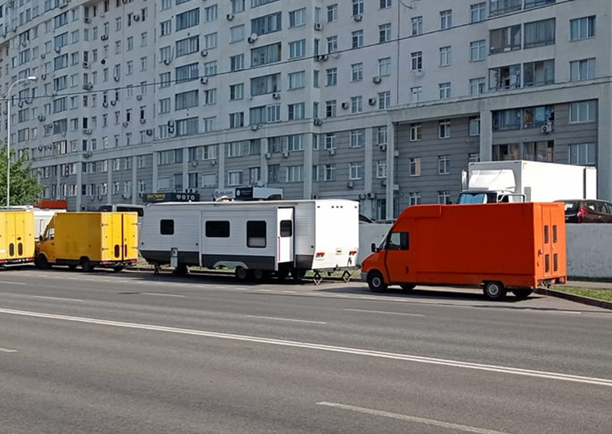 Платная парковка на северо-западе Москвы стала пристанищем для микроавтобусов без номеров