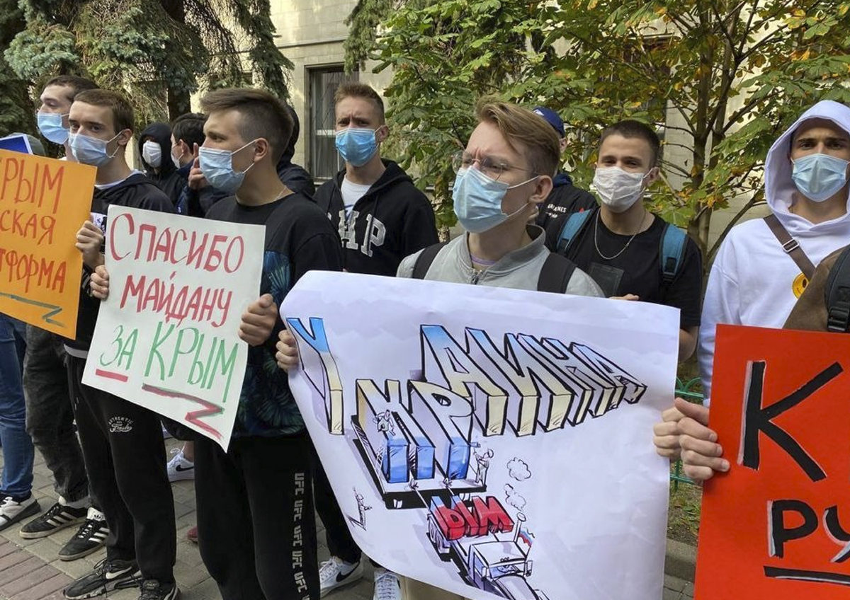 «Россия с Крымом навсегда!» Активисты вышли к посольству Украины в Москве