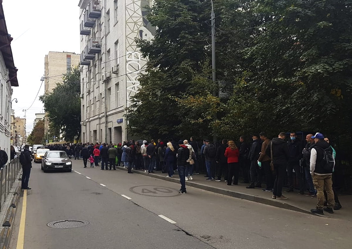 На избирательном участке в центре Москвы заметили огромную очередь