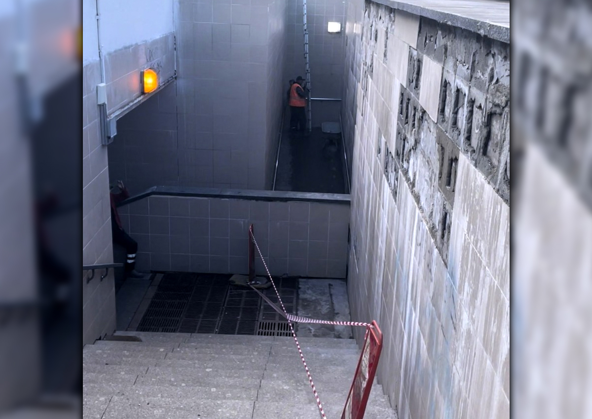 В подземном переходе в районе Измайлово на людей падает плитка