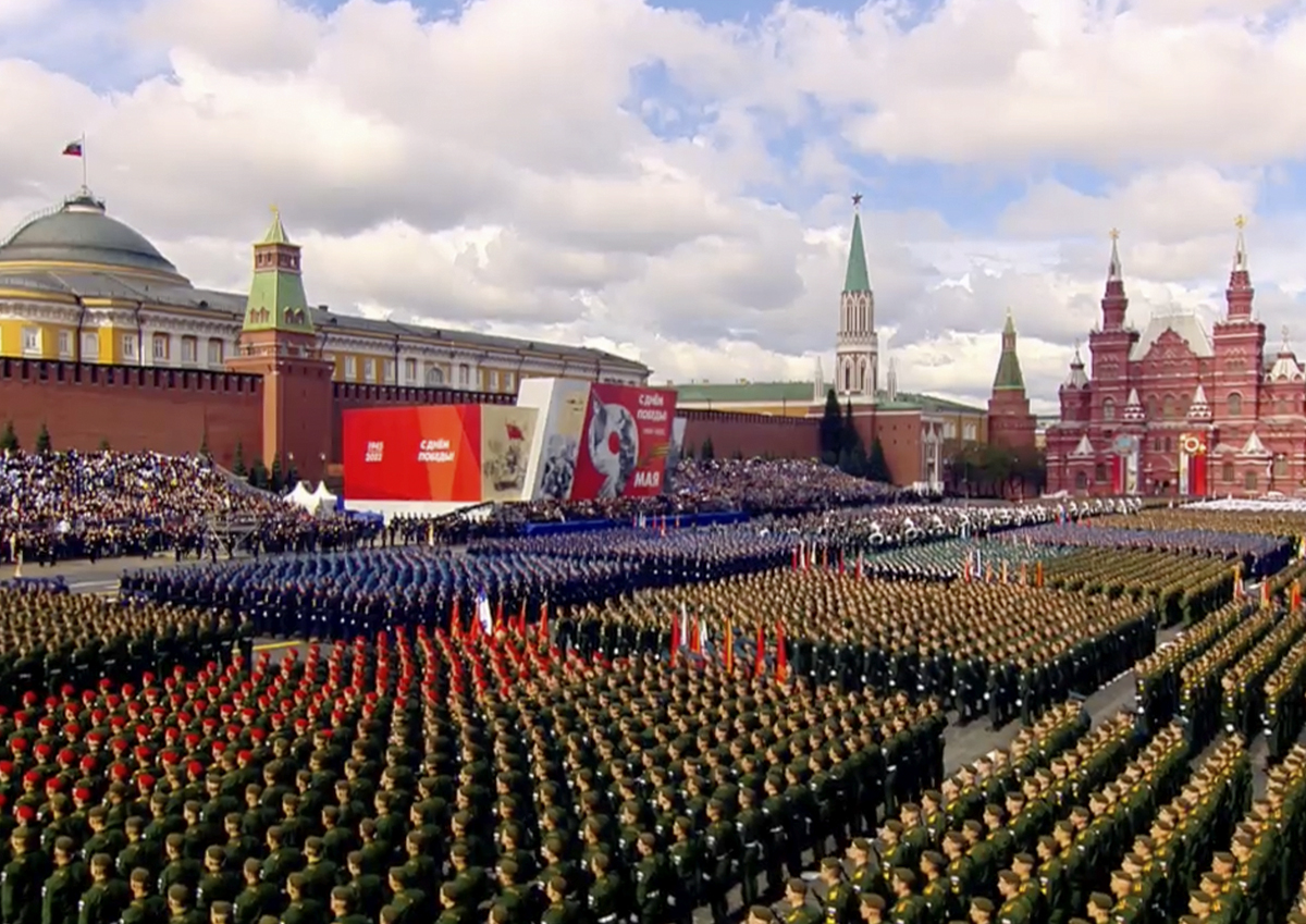 Миллионный «Бессмертный полк», парад без воздушной части и задержания: Россия отпраздновала День Победы