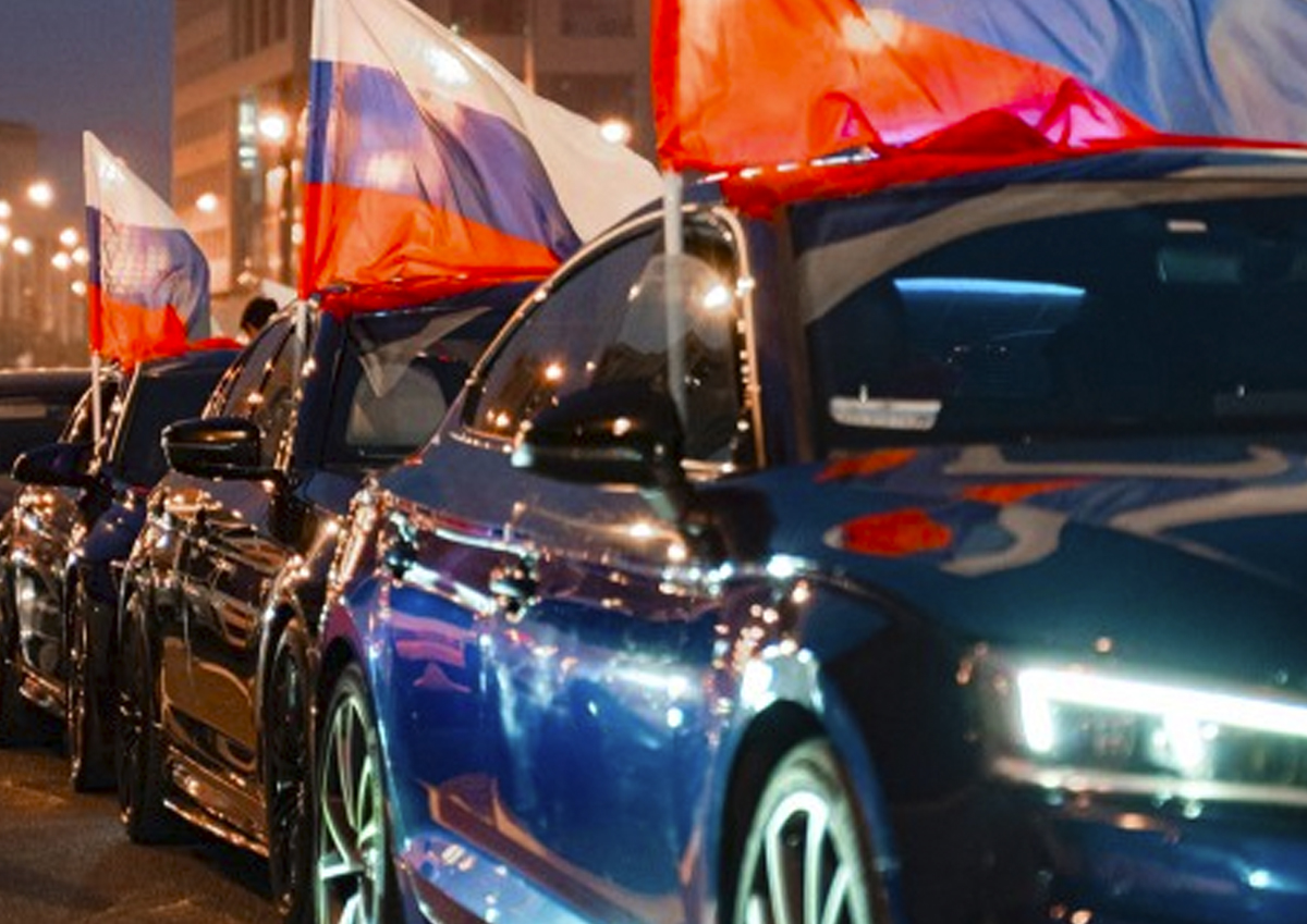 В Москве прошёл автопробег, приуроченный ко Дню флага России