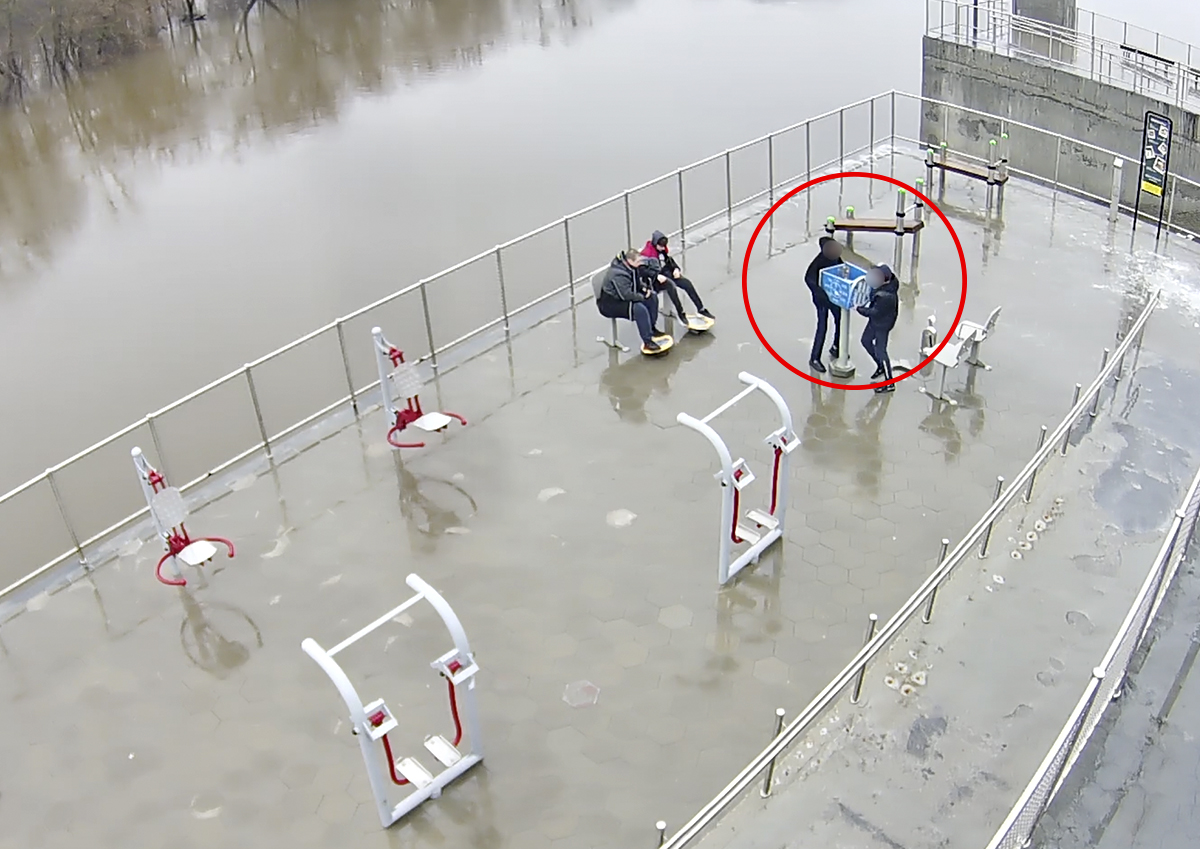 В Орехово-Зуево подростки сломали и выбросили в реку часть спортивной площадки, ущерб оценивается в 400 тыс. рублей