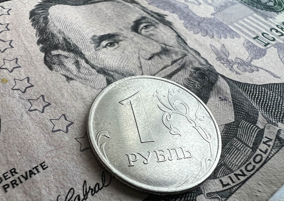 Финансовые аналитики оценили роль доллара и рубля на мировой арене