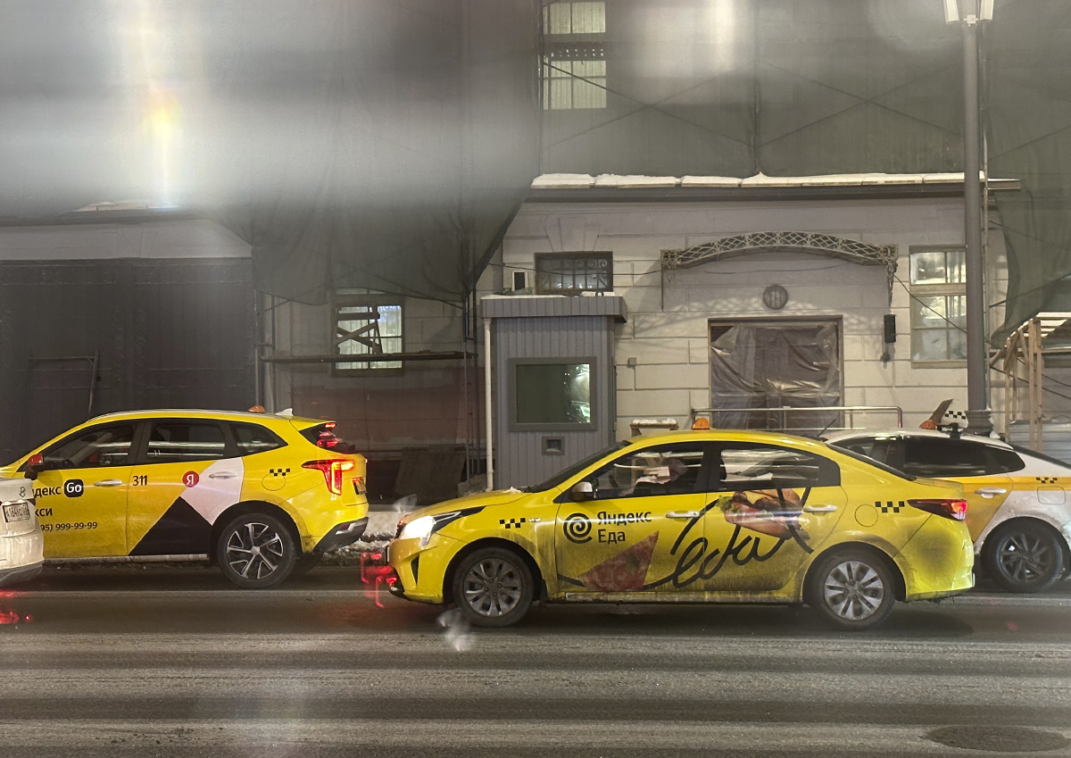 Автоэксперт назвал марки машин, которые могут заполнить автопарк такси в России