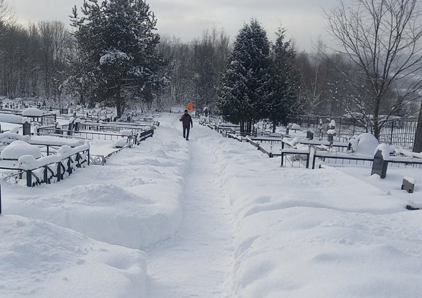 На кладбищах Дмитрова в новогодние праздники активно работали лопатами