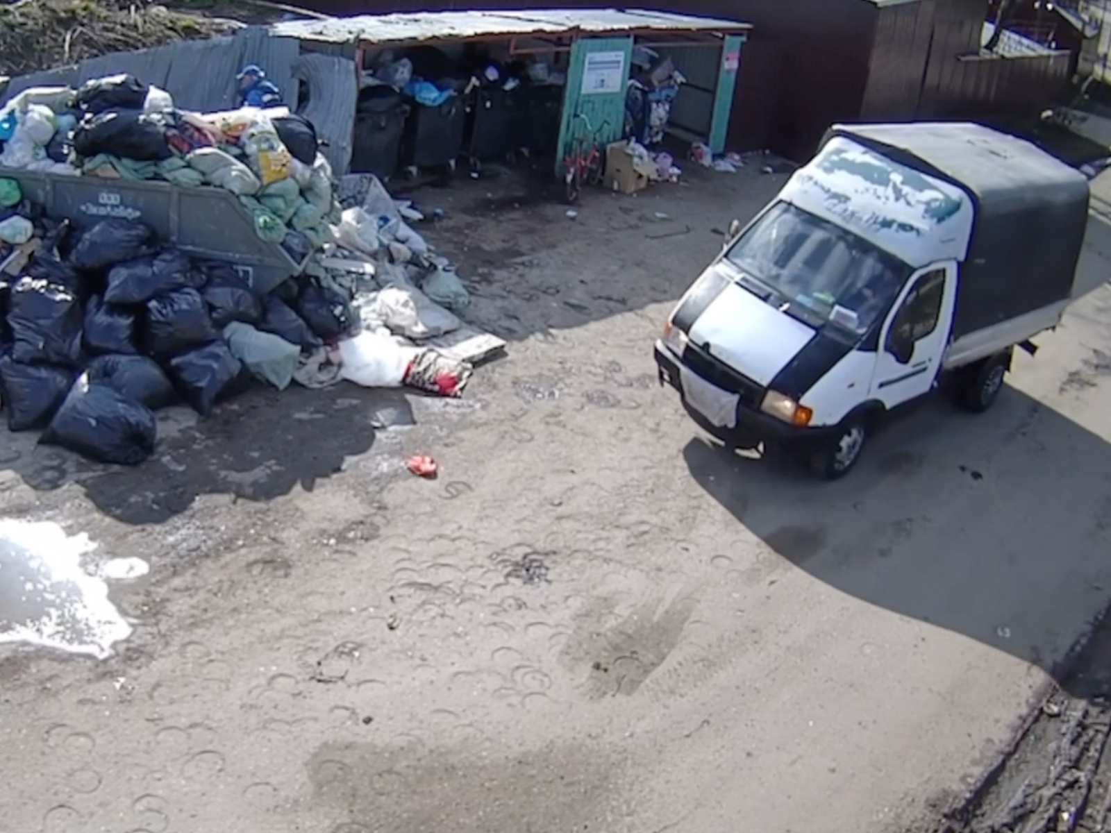В Истре камеры «Безопасный регион» поймали мигрантов-нарушителей на мусорном грузовике
